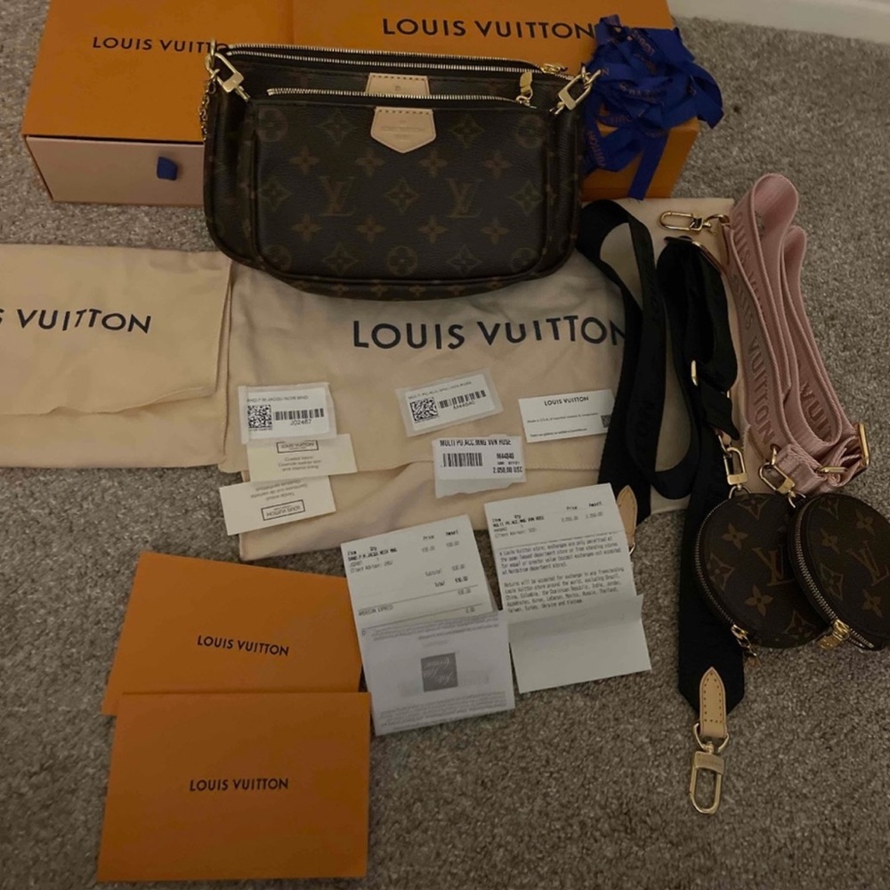 Multi Pochette Accessoires
With extra strap